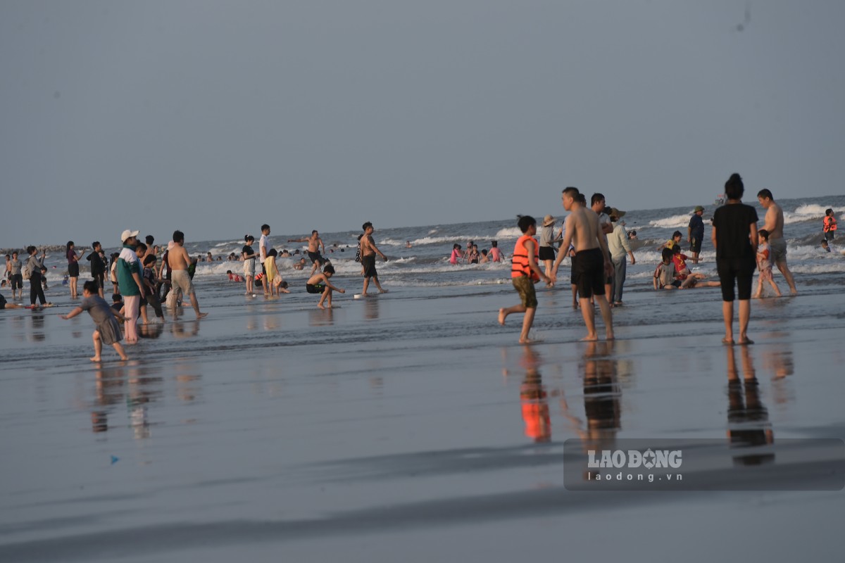 Bãi tắm biển Thịnh Long đông kín