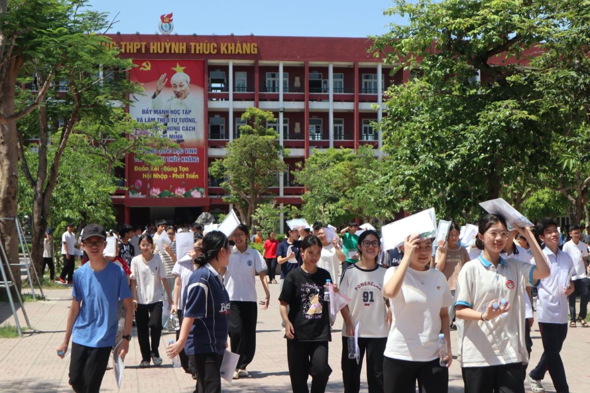 Nụ cười rạng rỡ của những thí sinh tại điểm thi Trường THPT Huỳnh Thúc Kháng khi hoàn thành môn Ngữ Văn.