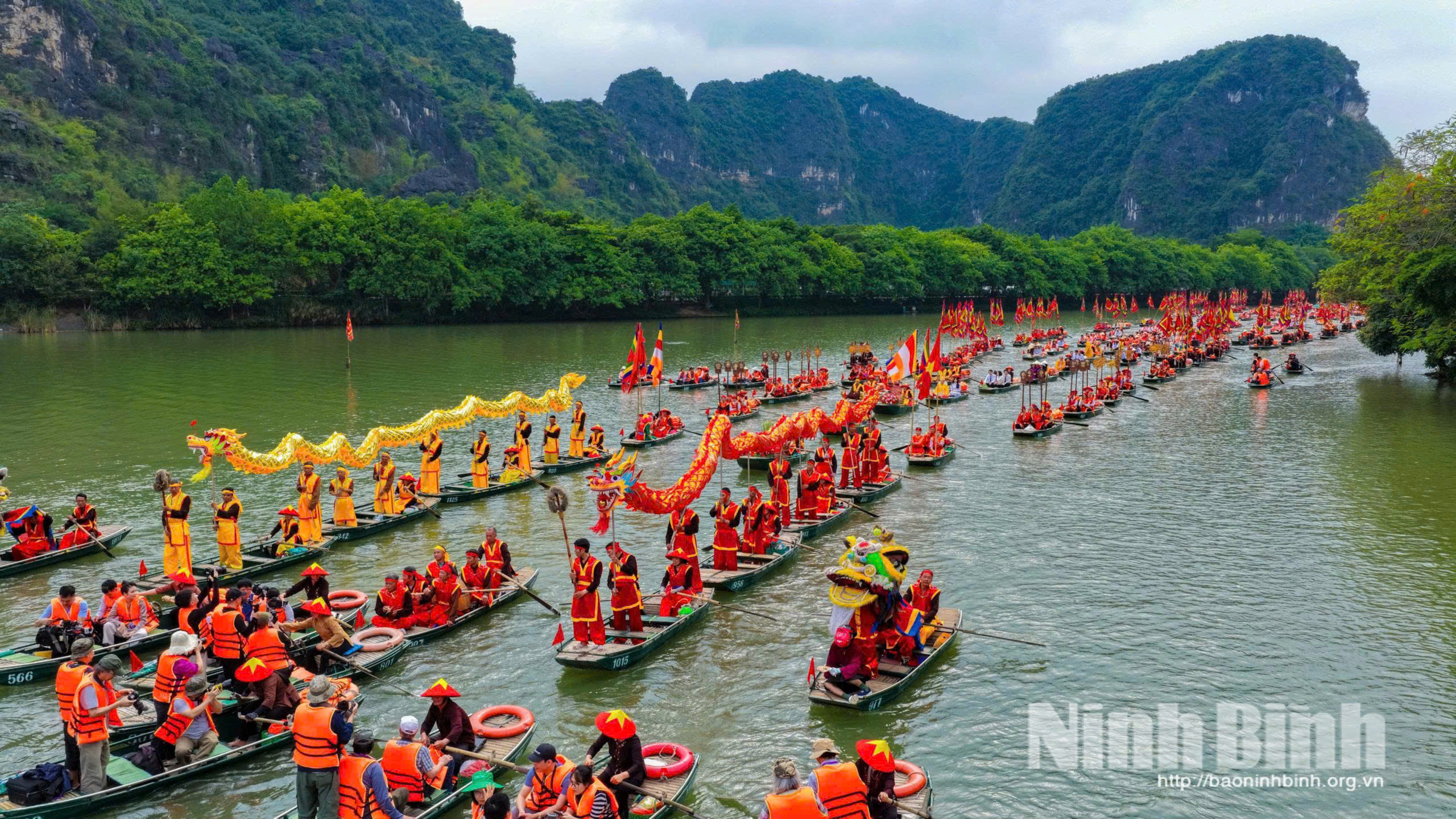 Đông đảo du khách, nhân dân tham dự Lễ hội Tràng An năm 2026. Ảnh: Ngọc Linh