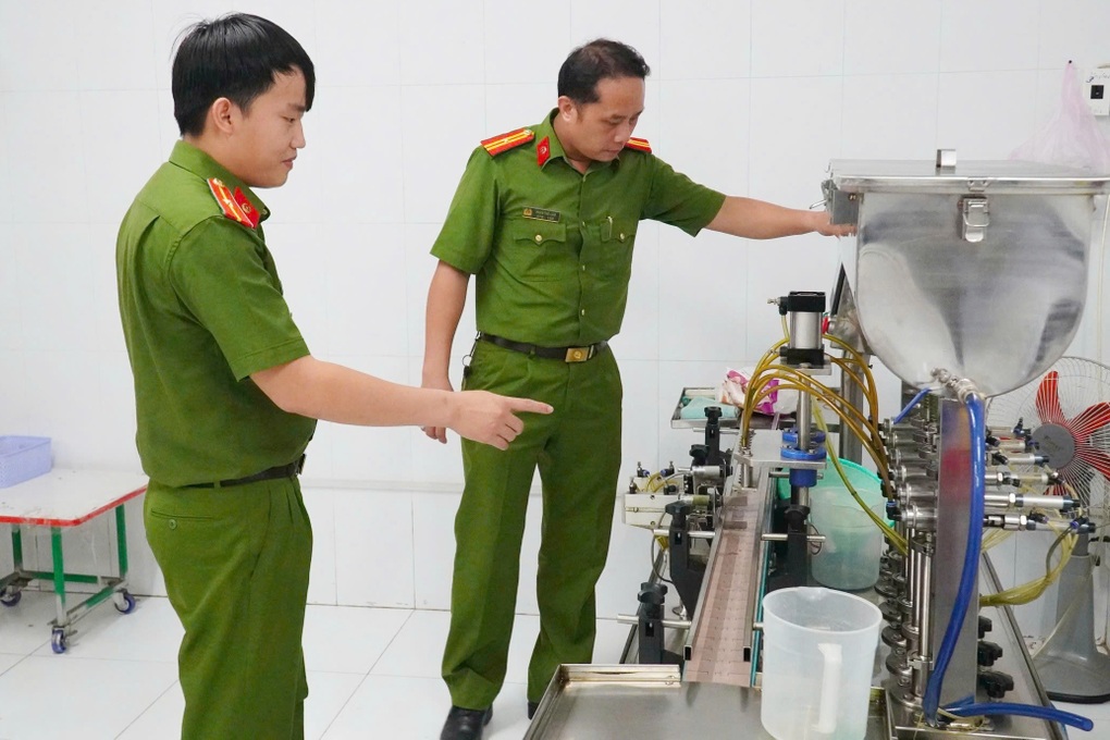 Triệt phá đường dây sản xuất hơn 27.000 chai dầu gió giả ở Tây Ninh - 2
