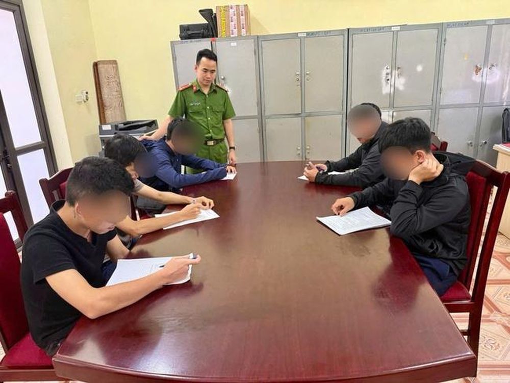 5 nhân viên kho hàng J&T Express đánh bạc trong giờ nghỉ