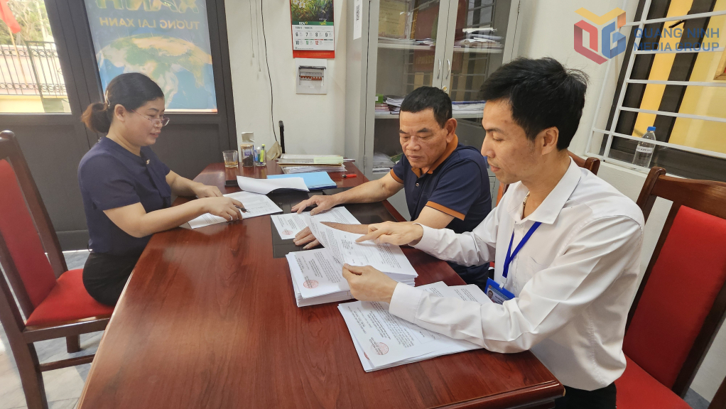 Cán bộ Phòng Văn hóa - Xã hội, UBND phường Quảng Yên hướng dẫn công tác thu phiếu, lập biên bản kết quả lấy ý kiến.