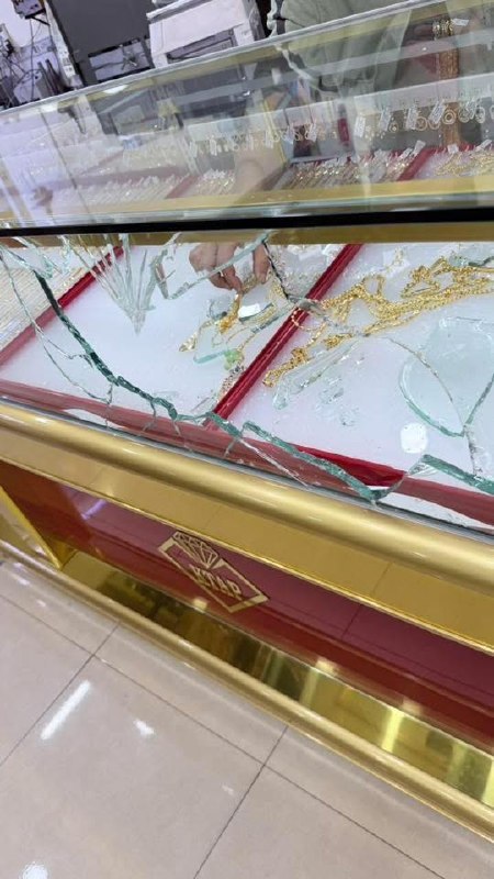 Hiện trường tiệm vàng bị đập kính