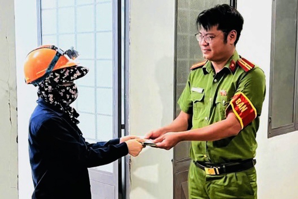 Nữ công nhân nghèo nhặt được xấp tiền khi quét rác - 1