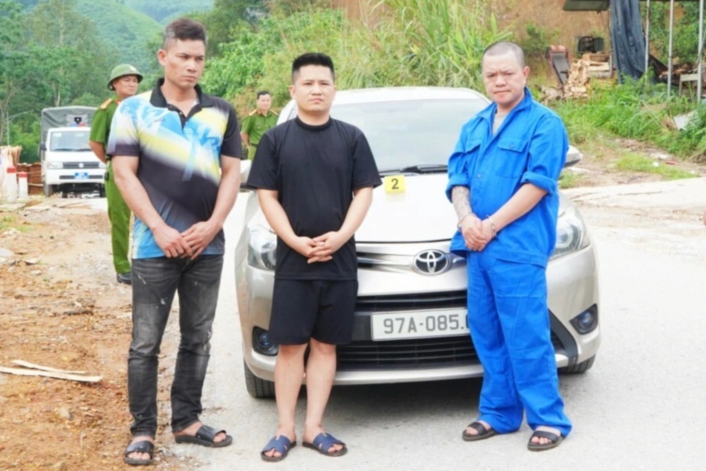 Bắt 3 đối tượng rượt đuổi, nổ súng bắn ô tô - 1
