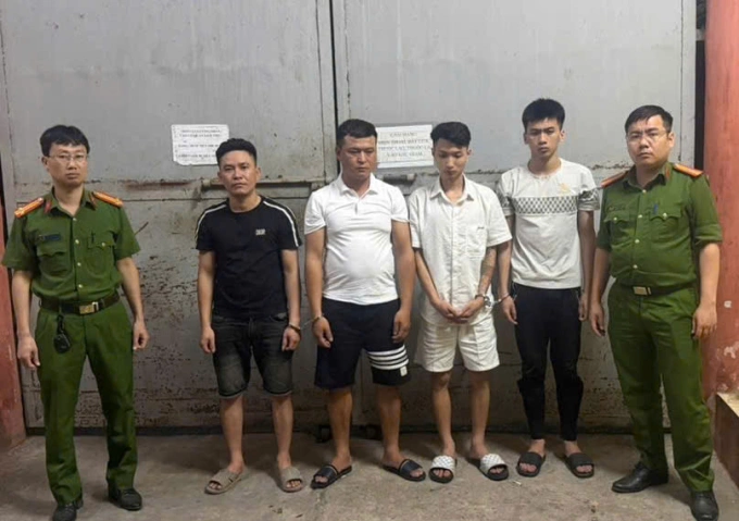 Nhóm người dàn cảnh để cướp vàng khi bị bắt. Ảnh: Công an cung cấp