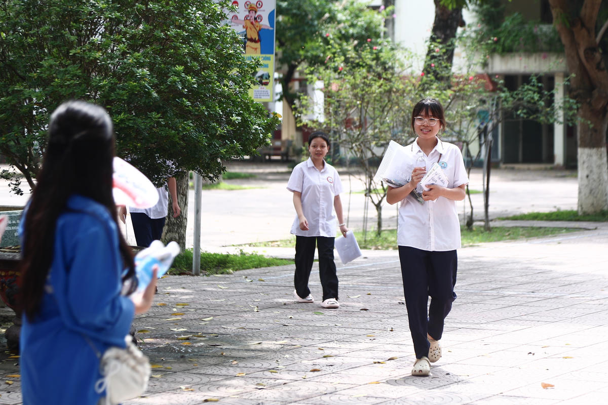 Những thí sinh đầu tiên rời khỏi phòng thi tại điểm thi Trường THPT Chương Mỹ A.