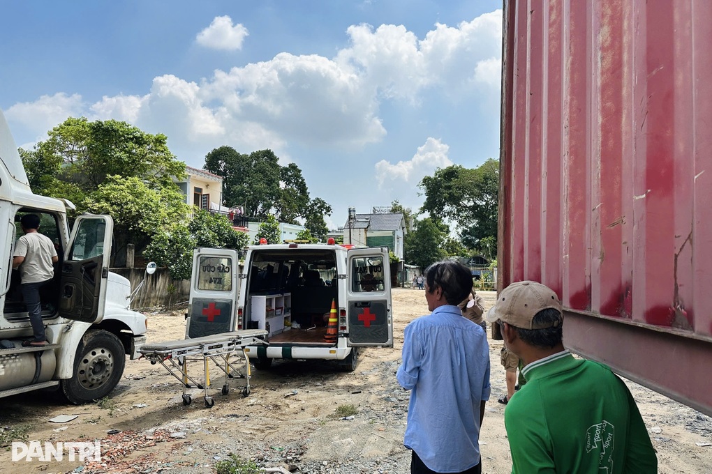 Tài xế tử vong trong cabin xe đầu kéo container ở TPHCM - 1 Tài xế tử vong trong cabin xe đầu kéo container ở TPHCM - 1