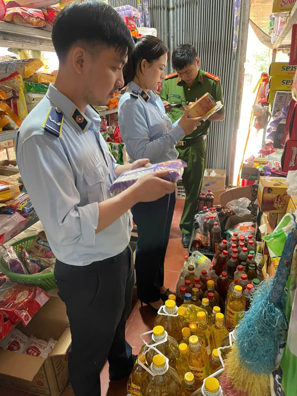 Lực lượng Quản lý thị trường tỉnh Thái Nguyên phối hợp cùng lực lượng chức năng kiểm tra hàng hóa tại cơ sở kinh doanh trên địa bàn