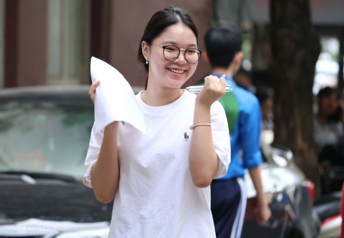 Thí sinh thi lớp 10 chuyên Khoa học tự nhiên, Đại học Quốc gia Hà Nội, ngày 25/5. Ảnh: Thanh Hằng