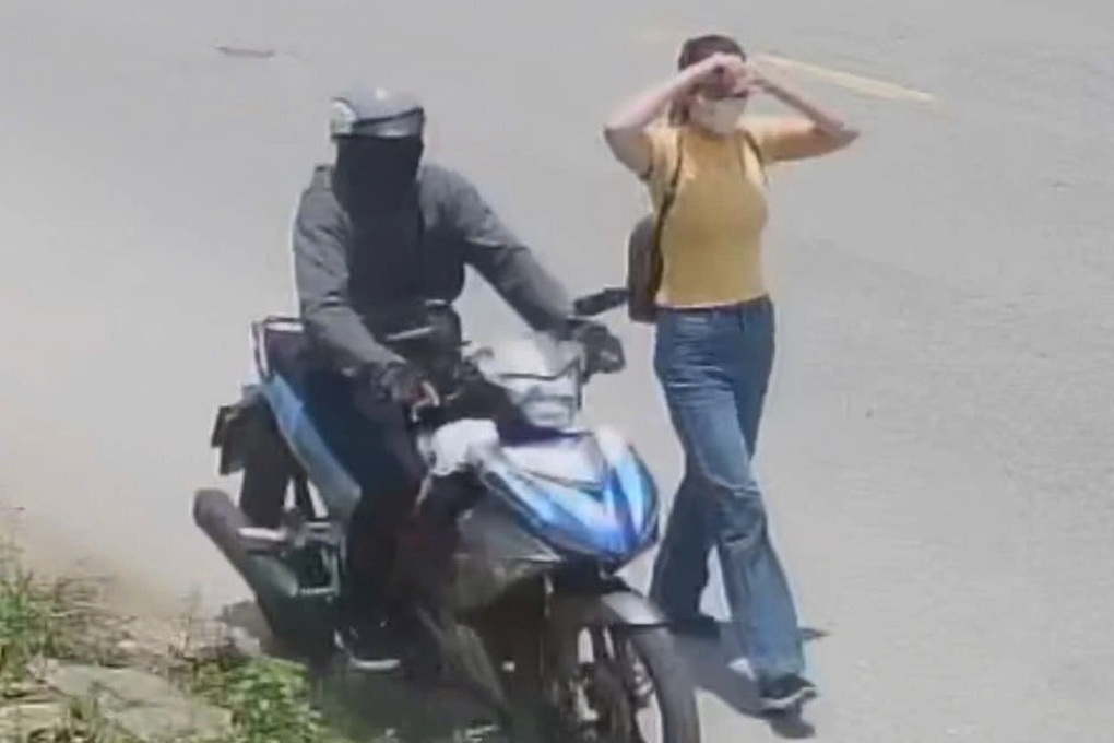 Công an truy tìm người phụ nữ cướp tiệm vàng - 2