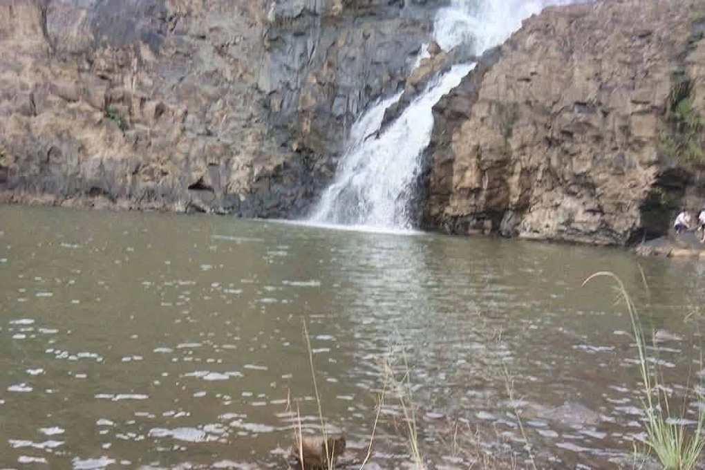 Rủ bạn tắm thác dịp nghỉ lễ, nam sinh lớp 10 đuối nước tử vong - 1