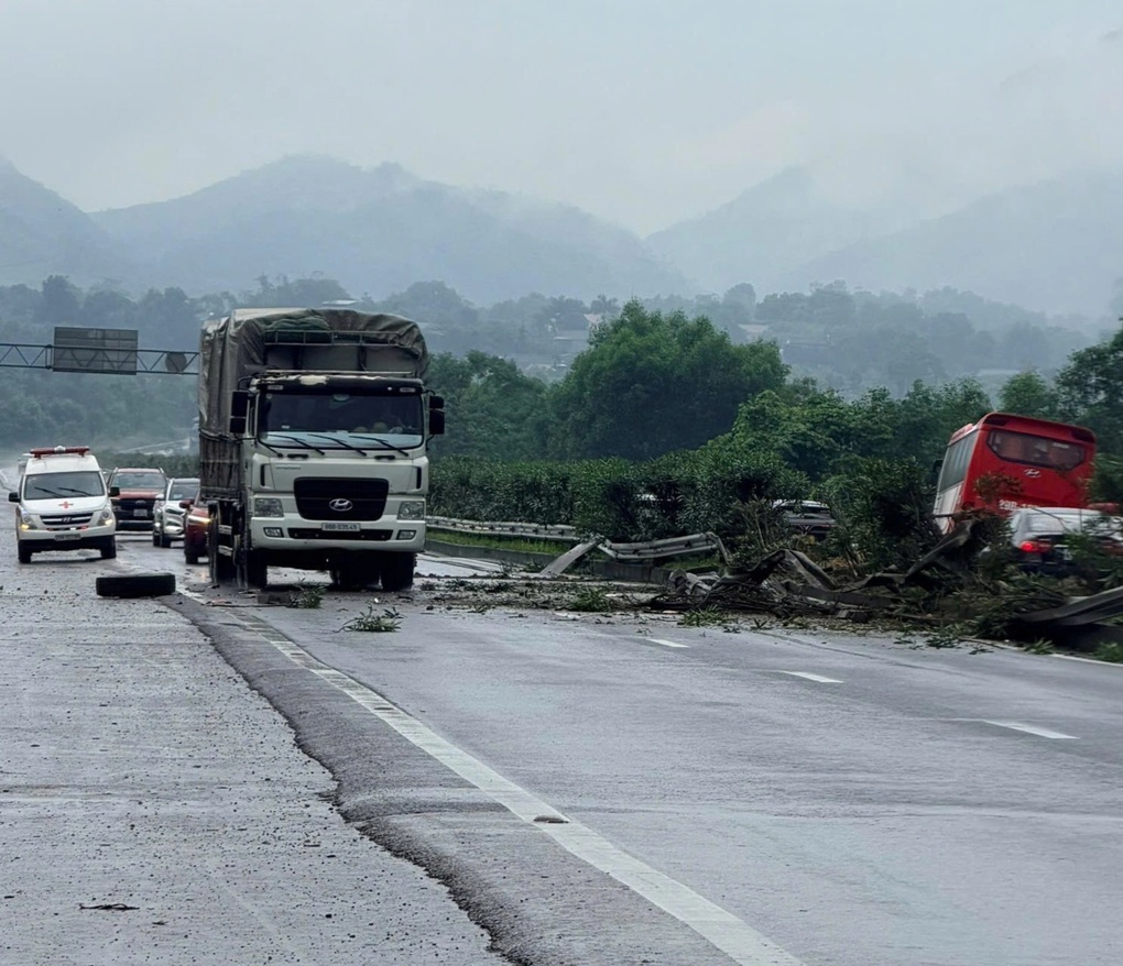 Cô gái kể thoát chết trước ô tô bị văng lốp trên cao tốc Nội Bài - Lào Cai - 2
