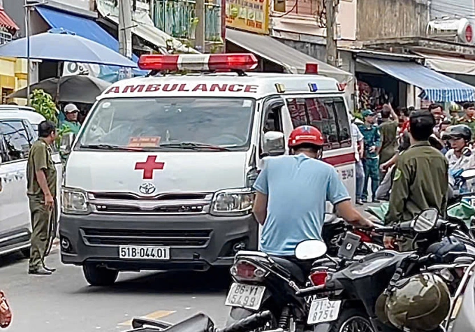 Đến 9h30, thi thể thanh niên được đưa về nhà xác. Ảnh: Đình Văn