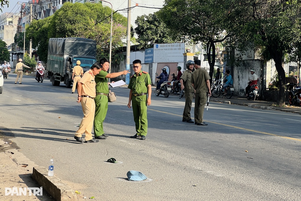 Người đàn ông nằm chết giữa đường ở TPHCM - 2