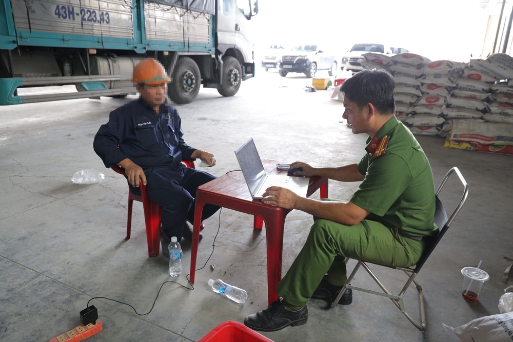 Triệt phá buôn lậu Tây Ninh với 3 đường dây thuốc lá , phân bón và dầu gió giả - Ảnh 7.