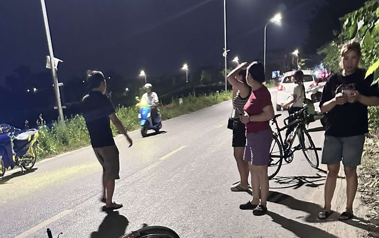 TNGT nghiêm trọng ở Làng Lọ (Mỹ Hào), thanh niên đi t*ong vào 2 vợ chồng. Cả 3 bị nặng lắm.