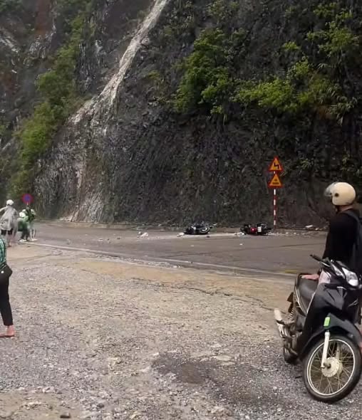 Khoảnh khắc bất ngờ tại Đèo Đá Trắng khi xe máy đi qua đúng lúc đá từ taluy lăn xuống mặt đường