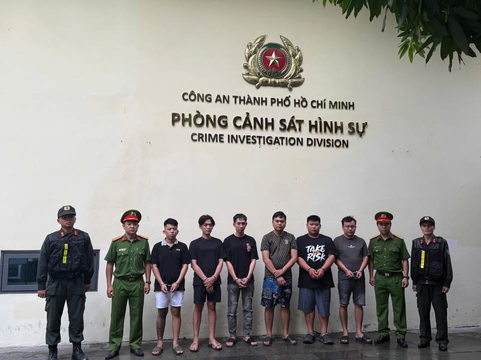 Lời khai của nhóm đối tượng cướp tiệm vàng ở TP.HCM: Quen nhau qua hội "Vỡ nợ thích làm liều"- Ảnh 1.