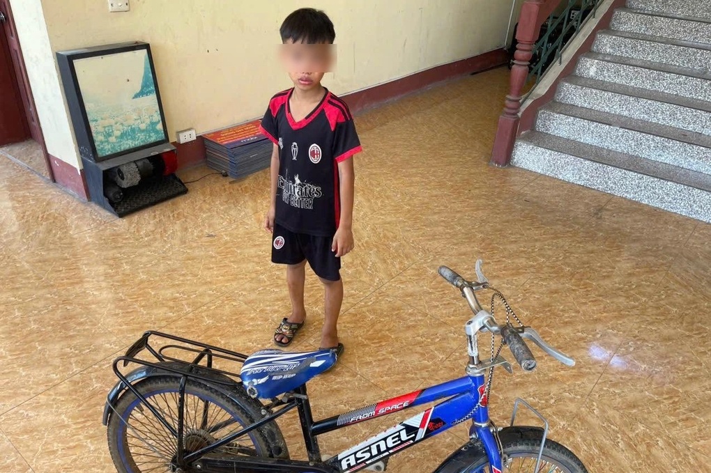 Bé trai 9 tuổi đạp xe đi lạc hơn 35km từ Nghệ An sang Hà Tĩnh - 1