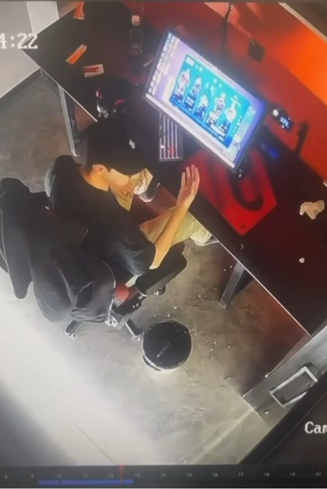 Một game thủ offline khi đang chơi game