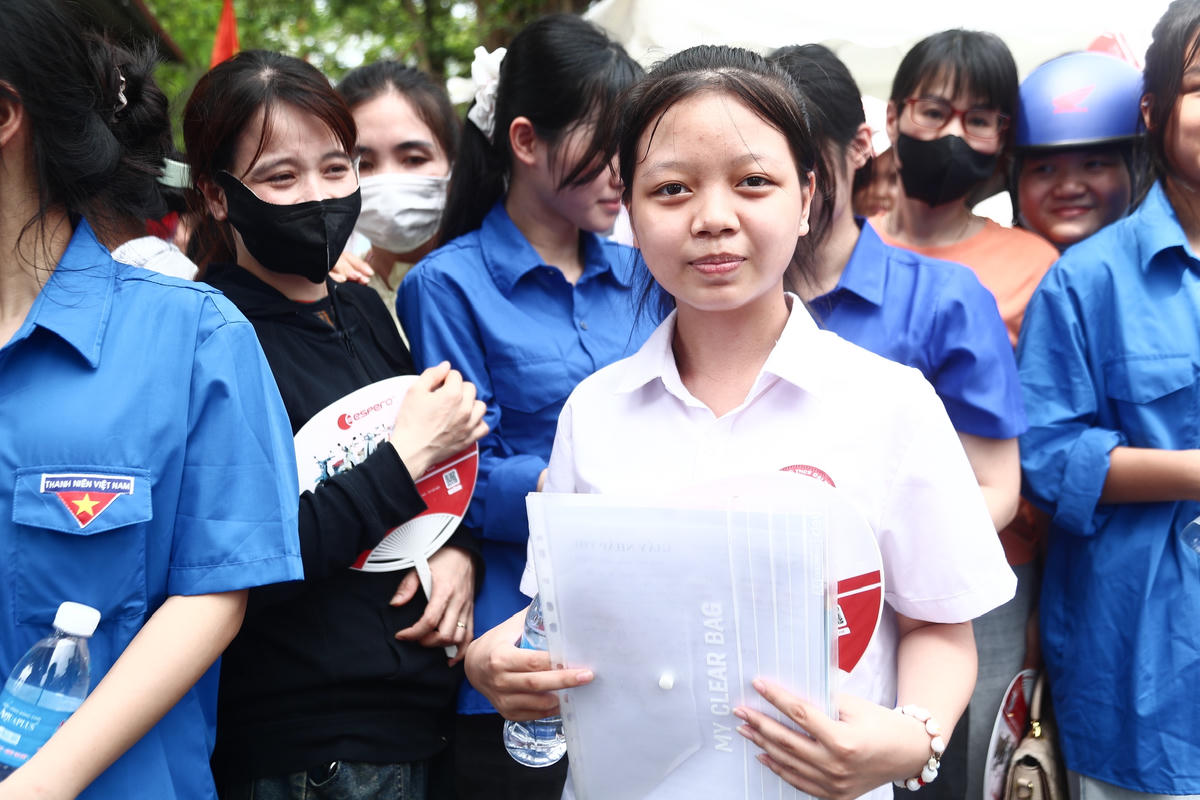 Tại điểm thi Trường THPT Chương Mỹ A, em Nguyễn Thị Gia Hân chia sẻ, đề thi Ngữ văn năm nay tương đối vừa sức, không quá khó đối với học sinh đã ôn tập kỹ. "Em thấy đề thi khá ổn, nội dung quen thuộc và không có câu hỏi đánh đố. Với bài làm của mình, em dự đoán sẽ đạt khoảng 7 điểm trở lên", Hân chia sẻ.