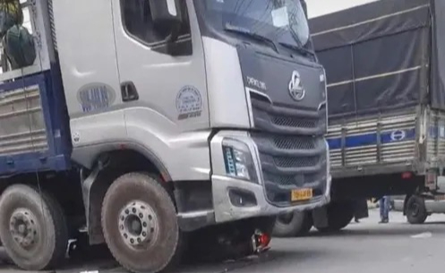 Va chạm với xe tải, người phụ nữ tử vong thương tâm- Ảnh 1.