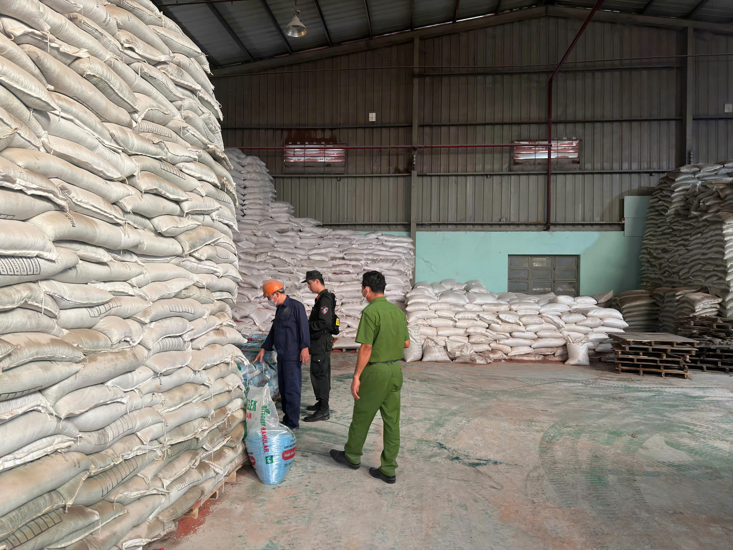 Triệt phá buôn lậu Tây Ninh với 3 đường dây thuốc lá , phân bón và dầu gió giả - Ảnh 2.