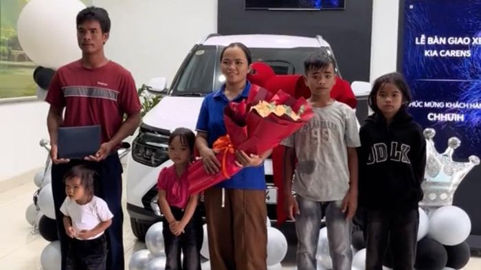 Vợ chồng 4 con giản dị đến nhận ôtô ở Gia Lai gây sốt