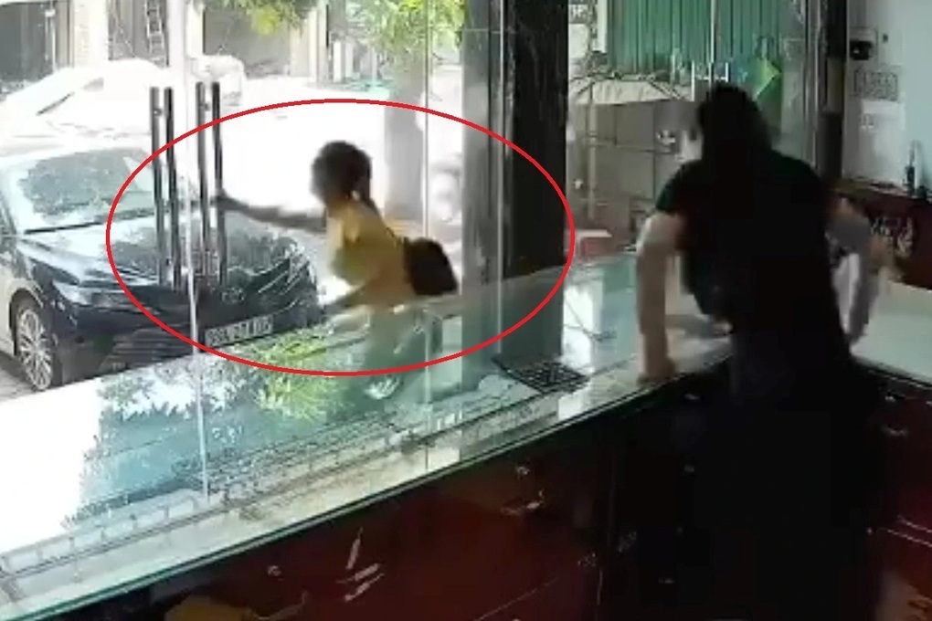 Công an truy tìm người phụ nữ cướp tiệm vàng - 1