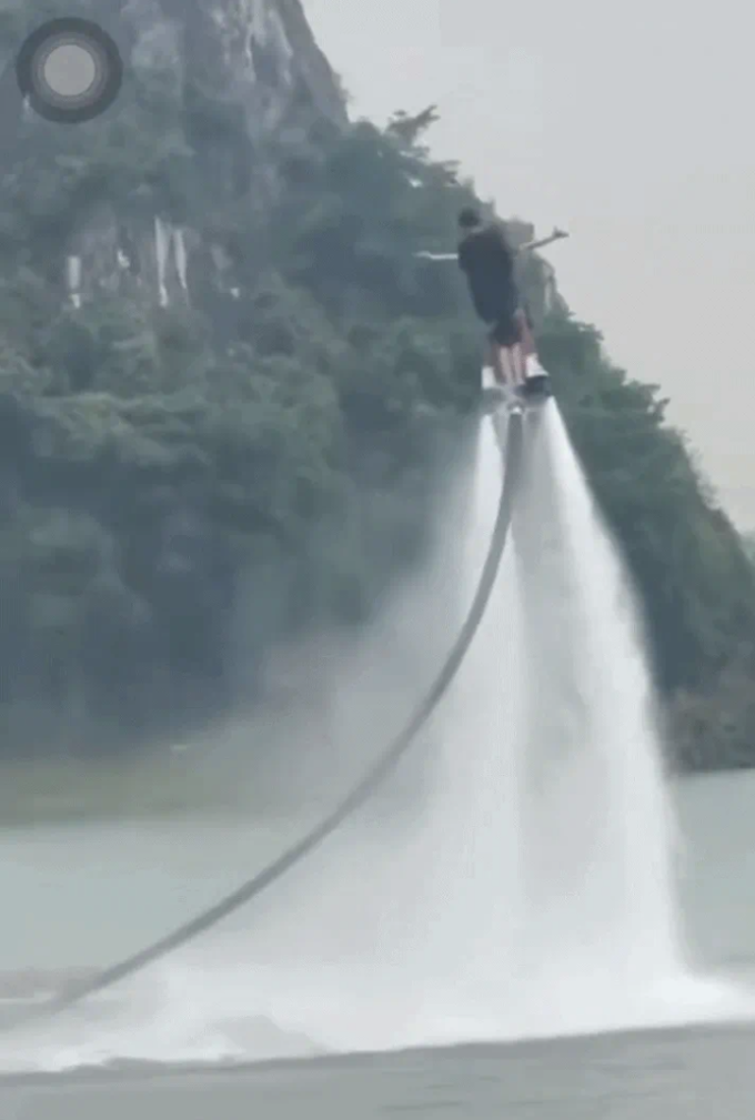 Pha biểu diễn flyboard trước khi hai người gặp nạn ở hồ núi Lớ. Ảnh cắt từ clip