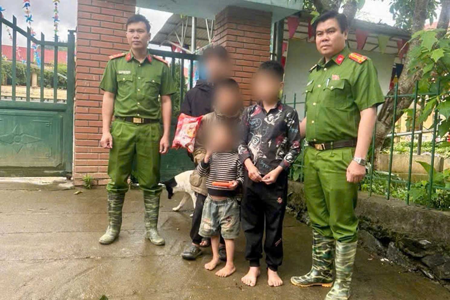 Bàn giao 3 em nhỏ cho gia đình quản lý, giáo dục. Ảnh: Công an Lào Cai