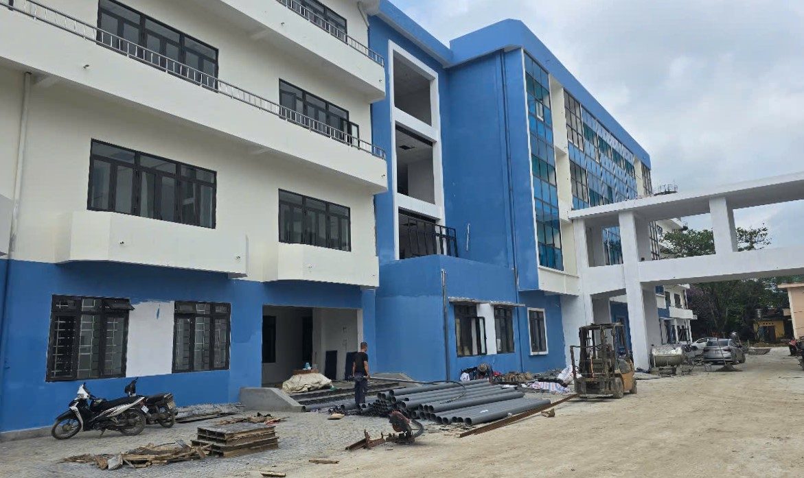 Khu nhà B đã cơ bản hoàn thiện xong phần sơn và đang lắp đặt thiết bị điện nước. Ảnh: Nguyễn Trường