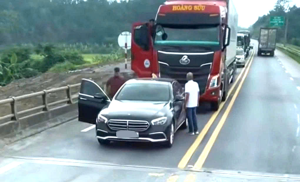Tài xế xe ôtô Mercedes chặn đầu xe container trên cao tốc Nội Bài - Lào Cai. Ảnh: Cục CSGT 