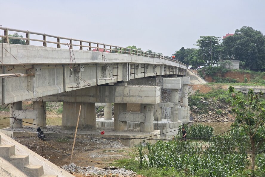 Các trụ cầu được gia cố, mở rộng. Ảnh: Tô Công
