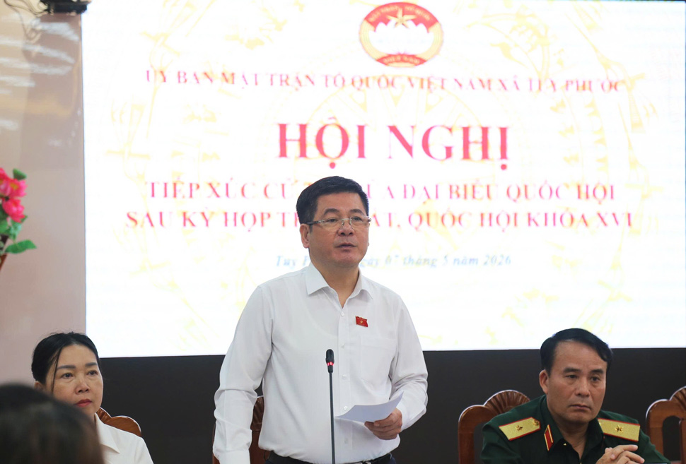 Phó Chủ tịch Quốc hội Nguyễn Hồng Diên thông tin tại buổi tiếp xúc. Ảnh: Hoài Phương