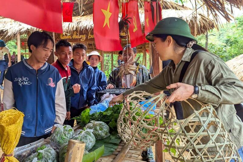 Người dân bán nông sản địa phương tại Phiên chợ xanh vùng cao Chiềng Lao. Ảnh: Văn Bước
