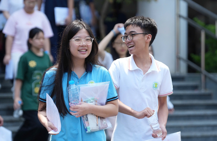 Thí sinh kết thúc buổi thi vào lớp 10 môn Toán tại Hà Nội trong sáng nay. Ảnh: Hữu Chánh