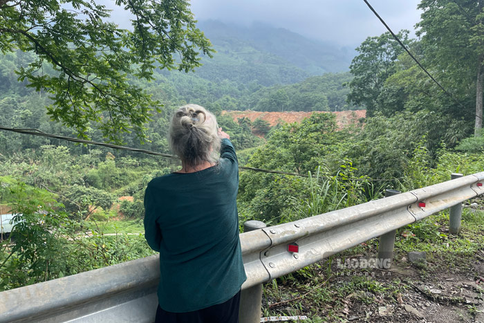 Bà Nguyễn Thị Thêu lo lắng về bài đổ thải cạnh Quốc lộ 4D. Ảnh: Đinh Đại