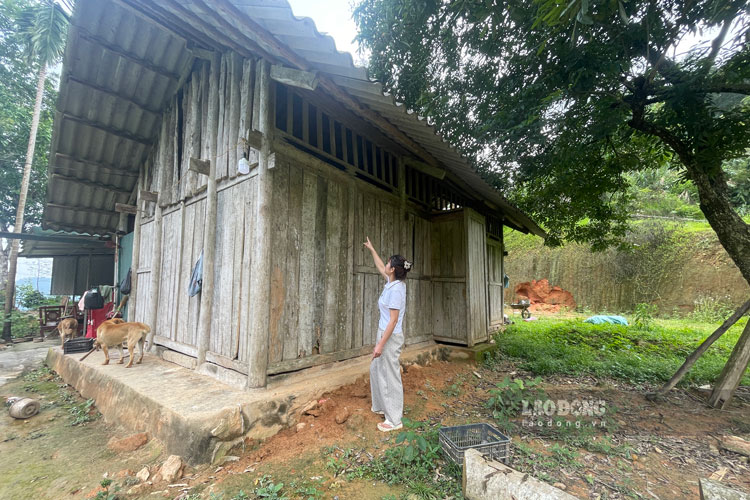 Nguy cơ sạt lở khi sống dưới bãi thải khổng lồ cạnh Quốc lộ 4D ở Lào Cai