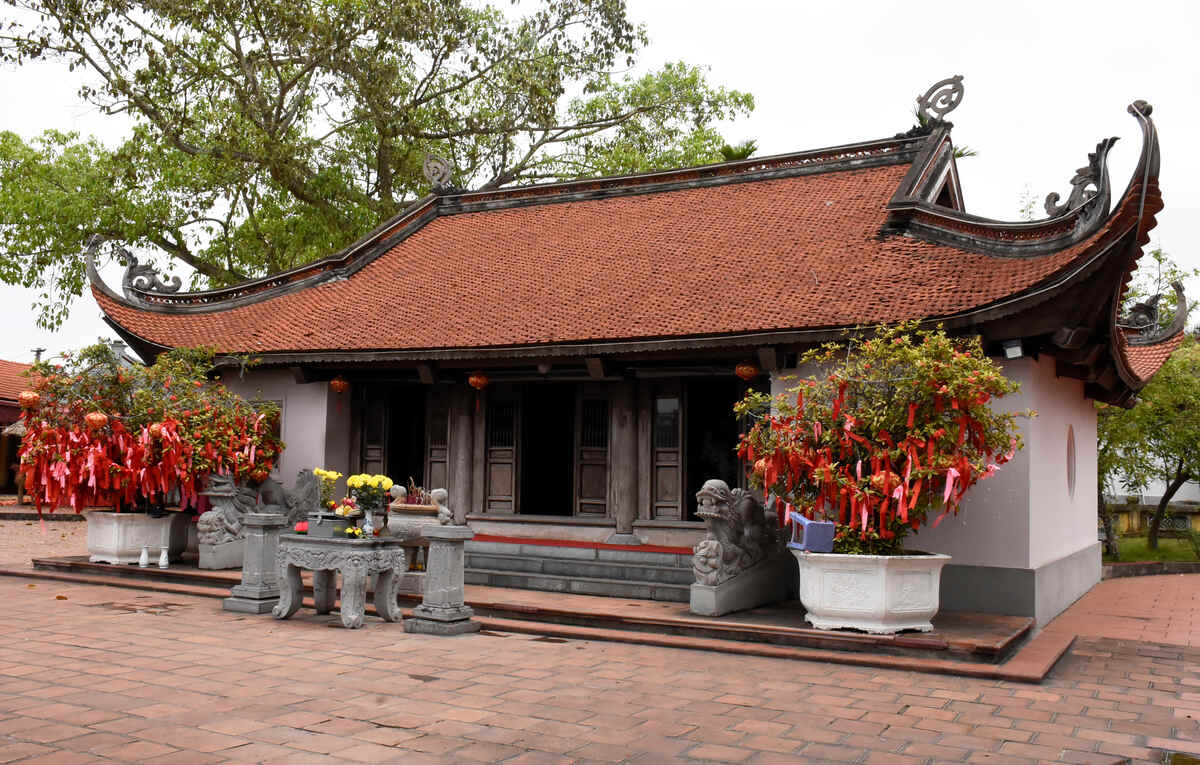 Vào khoảng đầu năm Mậu Tý 1299, Hưng Đạo Đại Vương Trần Quốc Tuấn đã đến bến đò này nghiên cứu địa hình, chuẩn bị thế trận tiêu diệt đạo thuỷ binh quân xâm lược Nguyên Mông. Tại đây, Hưng Đạo Vương đã được bà bán hàng nước thưa tỉ mỉ, chính xác lịch con nước và địa thế dòng sông, giúp bố trí trận địa cọc và chọn thời điểm quyết chiến. Ảnh: Nguyễn Huệ
