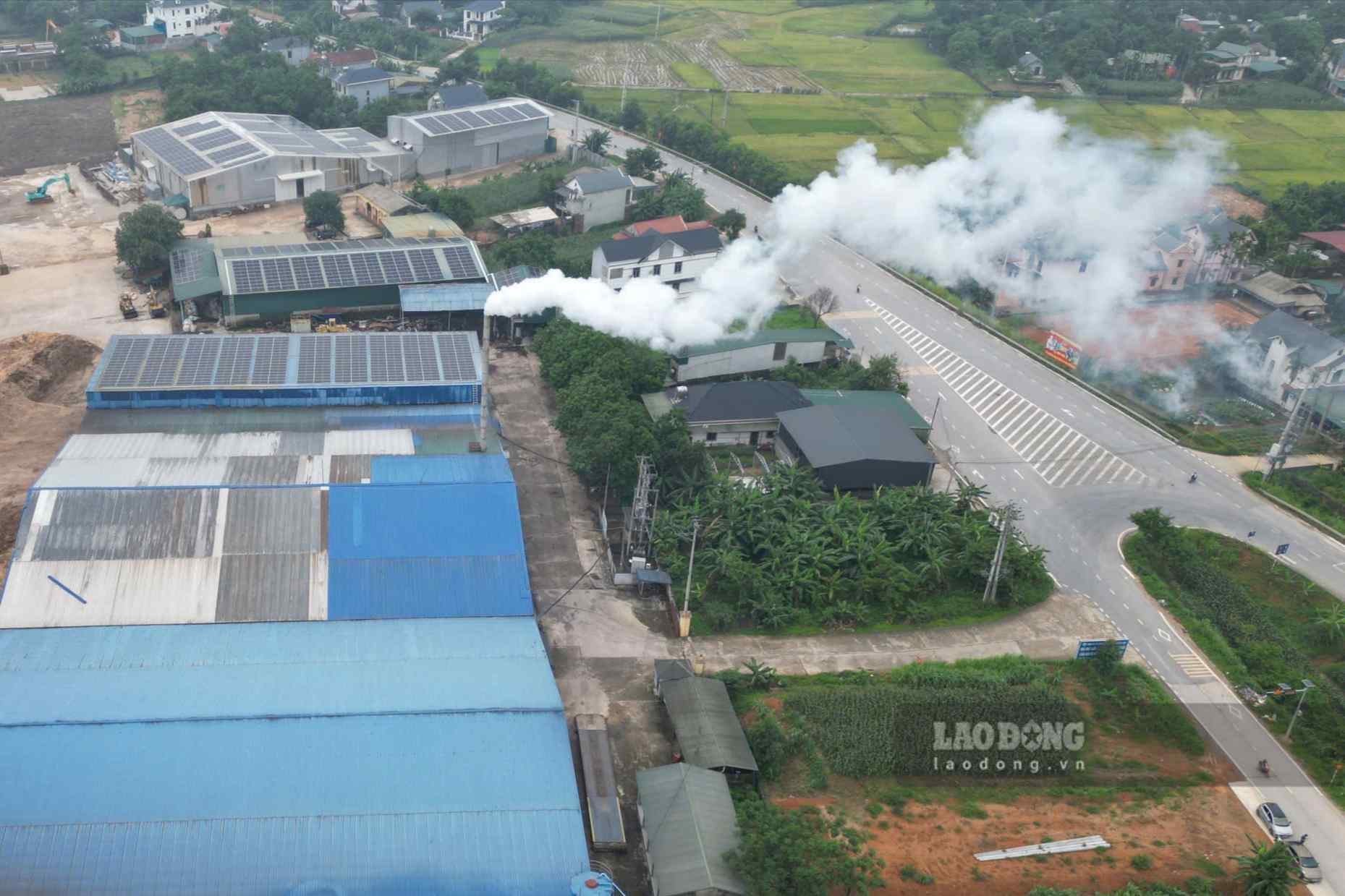 Nhà máy nằm ngoài đê sông Lô, phía trong có nhiều hộ dân sinh sống. Ảnh: Tô Công