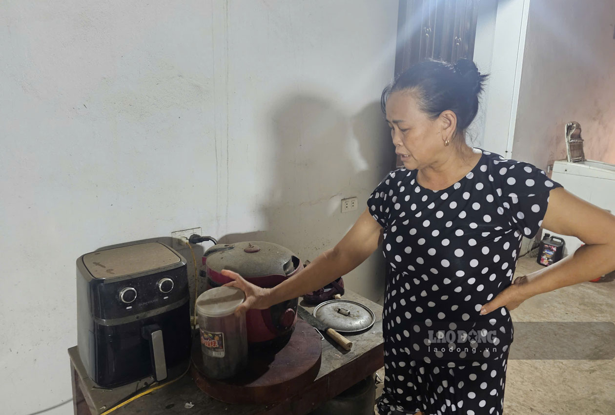 Đồ đạc trong nhà của người dân cạnh nhà máy luôn phủ lớp bụi bẩn. Ảnh: Bảo Nguyên