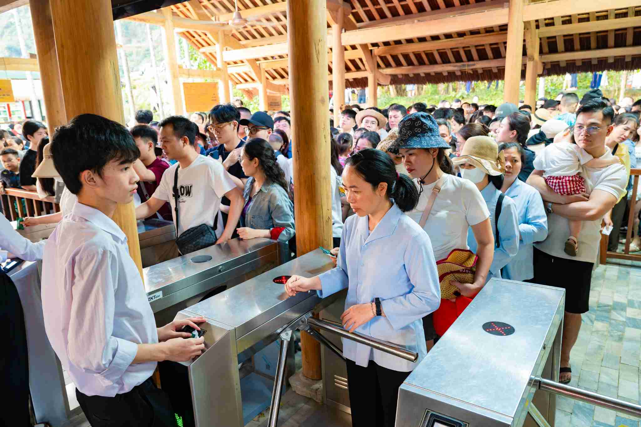 Du khách xếp hàng dài mua vé xuống thuyền tham quan tại Khu du lịch Thung Nham. Ảnh: Diệu Anh