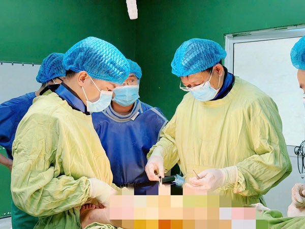 Cứu cháu bé bị tai nạn do xe tải tông ở Gia Lai