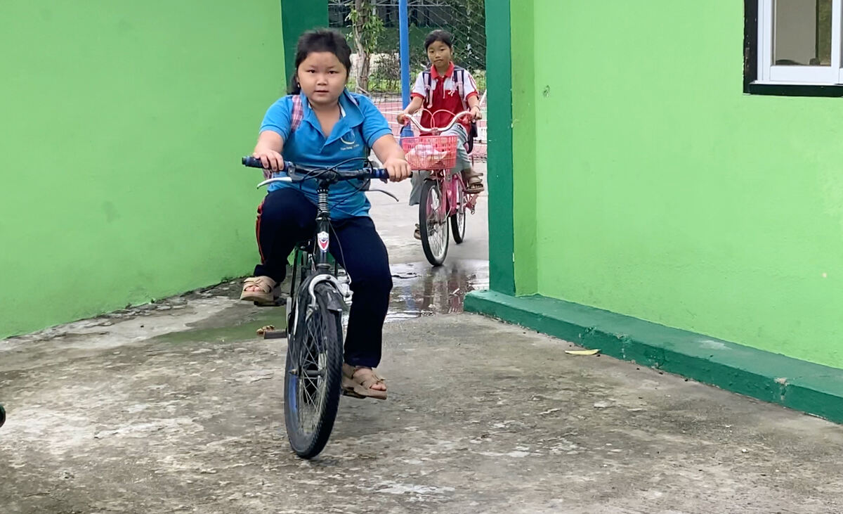Hàng ngày hai chị em Dương và Trang tự đạp xe đi học, ông Bình đạp xe phía sau để đưa các cháu qua những đoạn sang đường nguy hiểm.