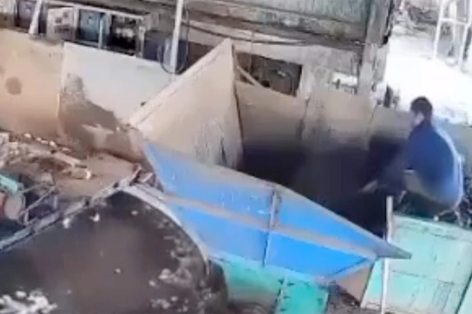 Nam công nhân bị máy xay mủ cuốn vào trong, tử vong. Ảnh: Camera công ty