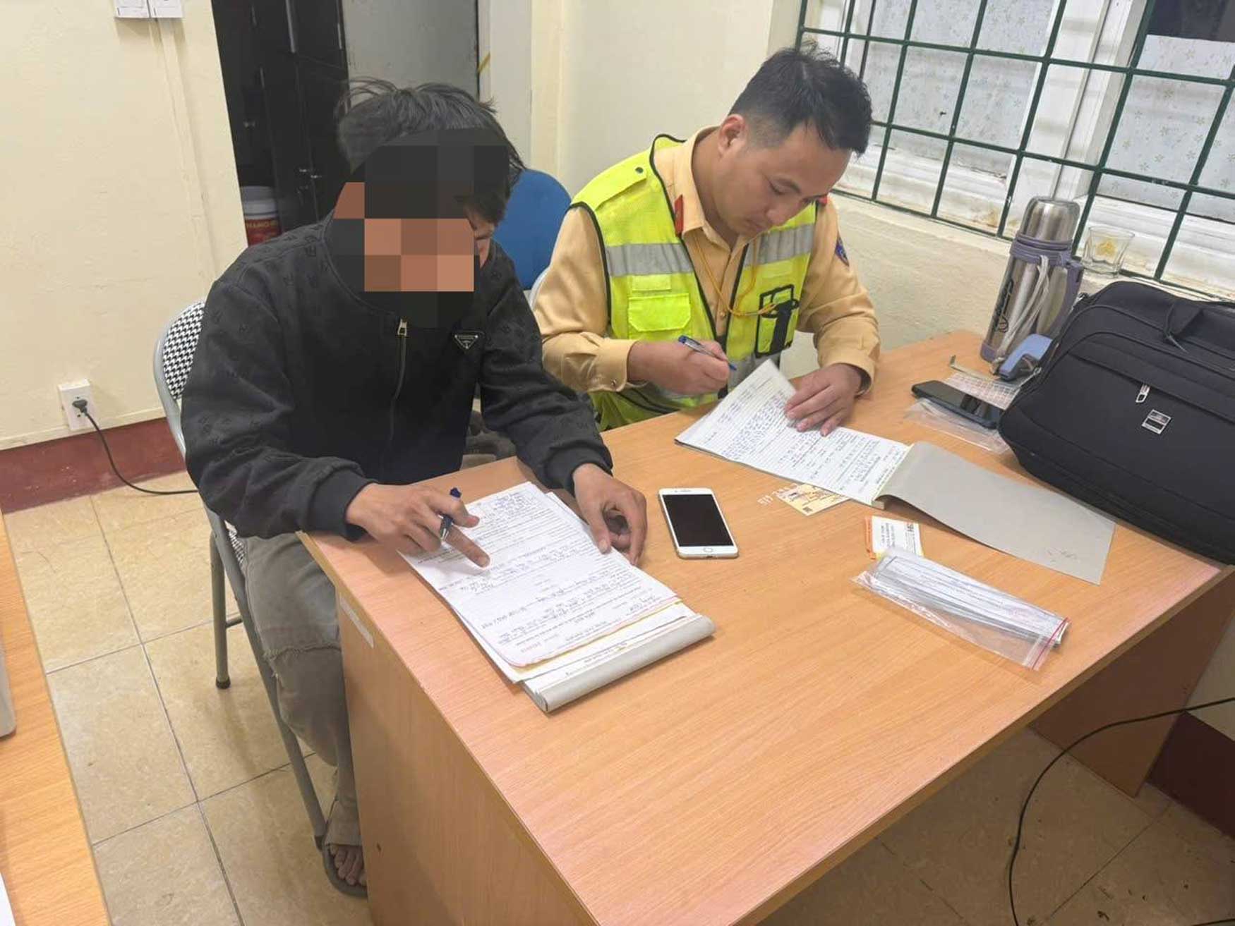 Thanh thiếu niên vi phạm làm việc với lực lượng CSGT. Ảnh: CSGT Lào Cai