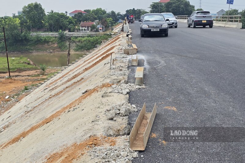 Việc thi công vẫn đang tiếp diễn. Ảnh: Tô Công
