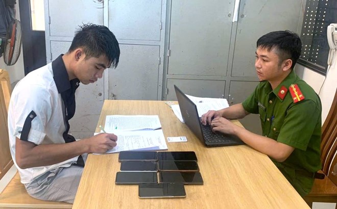 Lợi dụng công nhân đang ngủ, thanh niên trộm 6 điện thoại rồi bỏ trốn